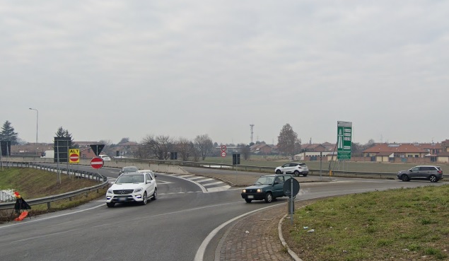 LA LOGGIA – Caos questa mattina all’entrata della tangenziale per un carico di lamiere caduto sulla strada