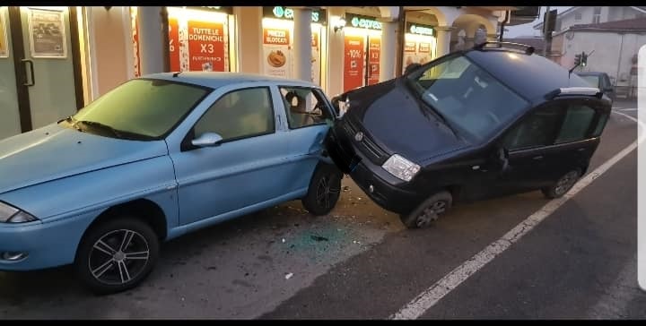 POIRINO – Incidente davanti il Carrefour express