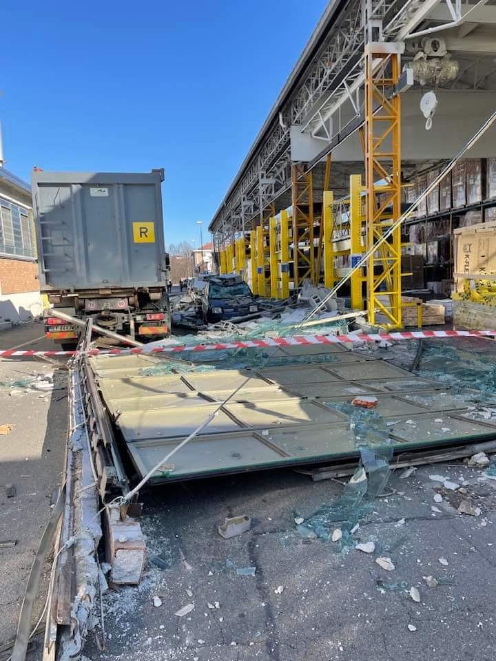 NICHELINO – Crollo capannone: ordinanza del sindaco che chiude l’intera area al traffico e al passaggio