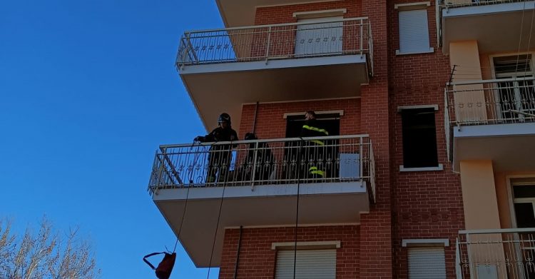 CARMAGNOLA – Incendio in appartamento, vigili del fuoco salvano pensionata