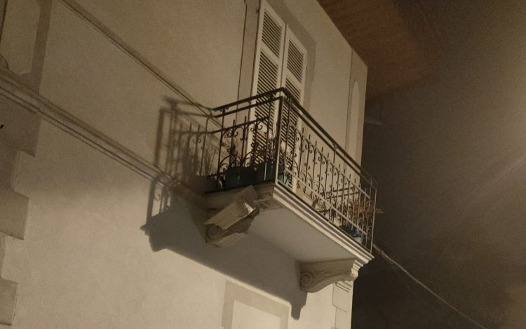 TROFARELLO – Sbaglia le misure e prende in pieno un balcone guidando un tir