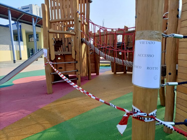 NICHELINO – A dieci anni si rompe la caviglia per un guasto al gioco bimbi appena installato