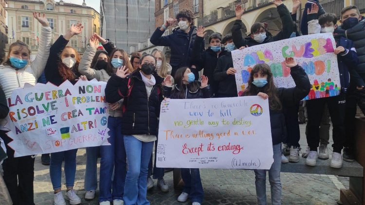 MONCALIERI – Il flashmob della pace dei bambini delle scuole