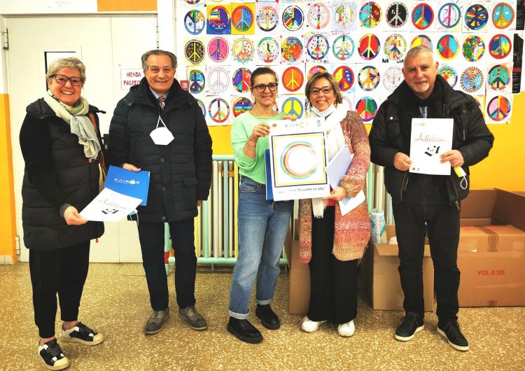 MONCALIERI – I Lions consegnano il kit delle ‘diversità’ alla scuola Manzoni
