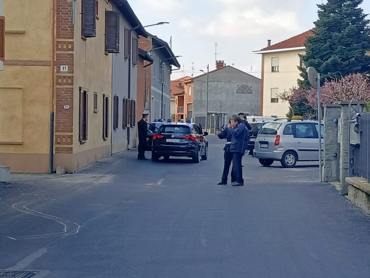 VINOVO – Prima tentano la truffa, poi speronano la macchina dei carabinieri che cerca di bloccarli