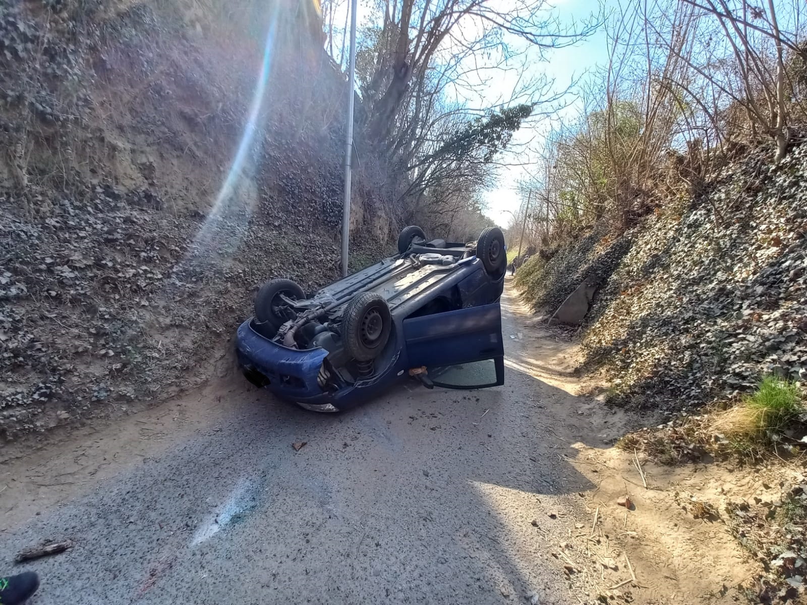 MONCALIERI – Incidente in strada Cenasco: auto si ribalta