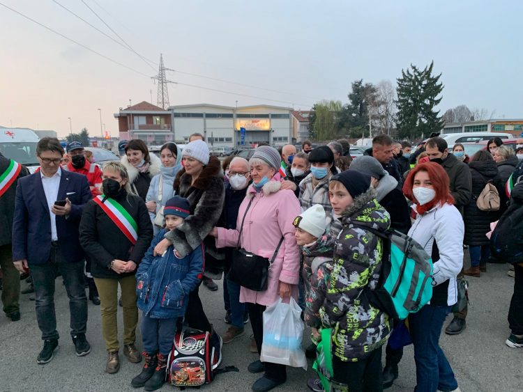 CINTURA SUD – Giunti a Santena 36 profughi ucraini che saranno ospitati da famiglie di otto comuni