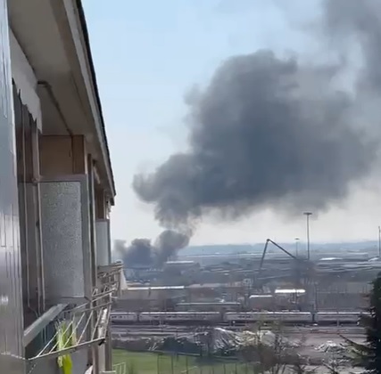 TROFARELLO – Incendio nella zona nei pressi della stazione: a fuoco un trattore e cassette per la frutta