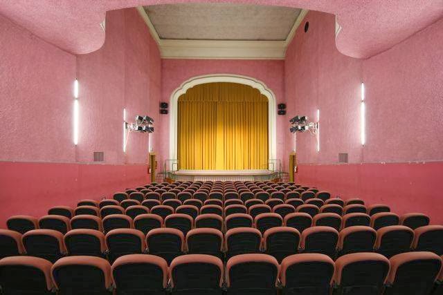 CAMBIANO – A teatro con la replica dello spettacolo “Il nudo e la nuda”