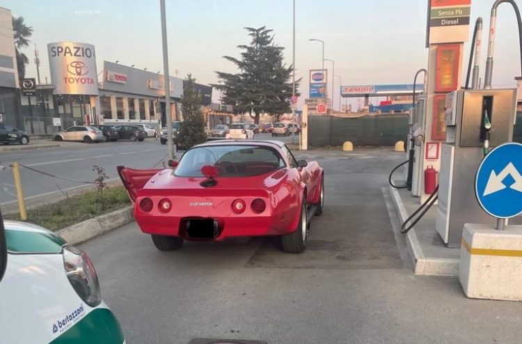 MONCALIERI – Guida una Corvette con targa americana: multa di 1000 euro per mancata reimmatricolazione