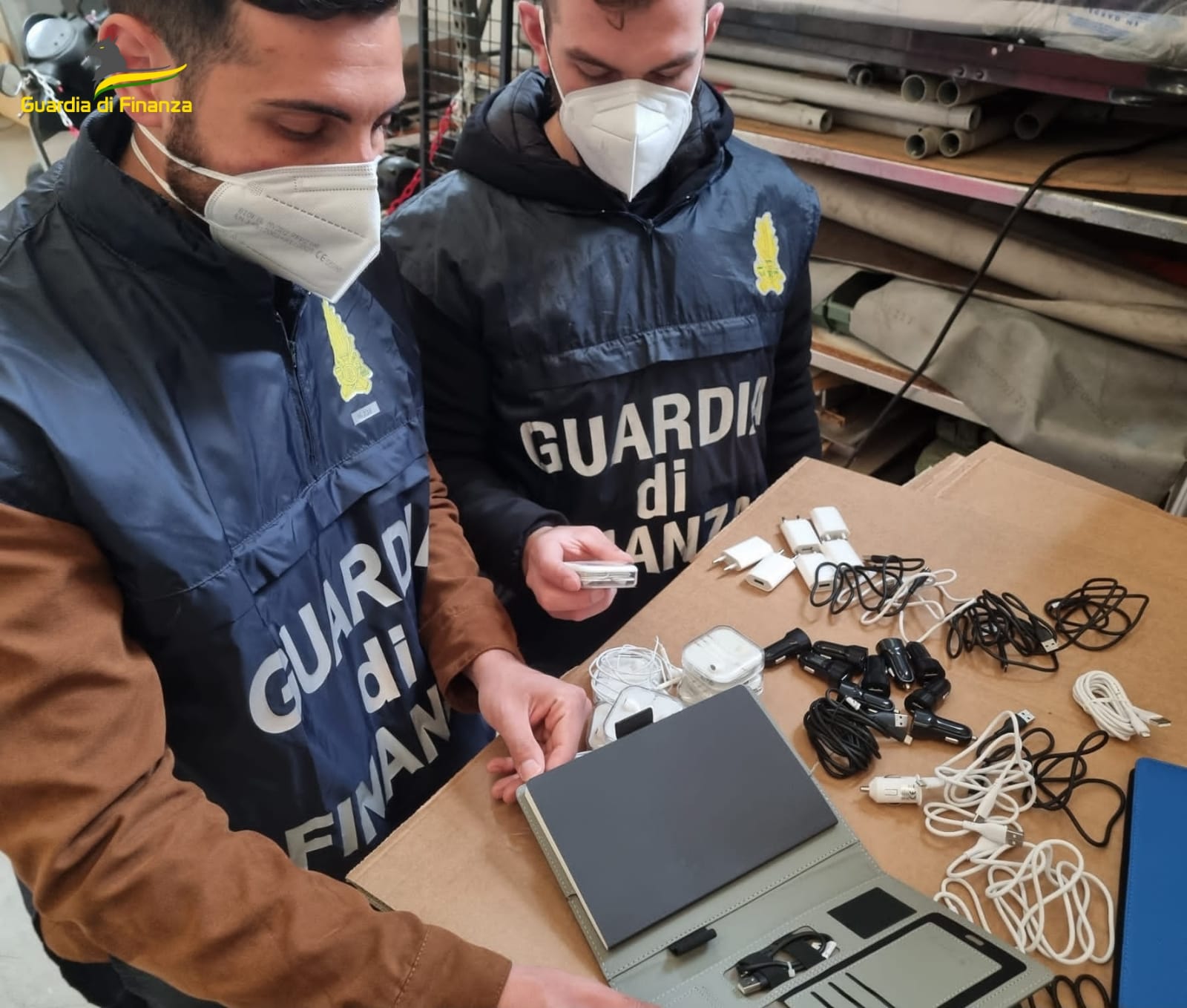 CINTURA – Sequestrati 500 mila componenti di telefonia falsi made in Italy