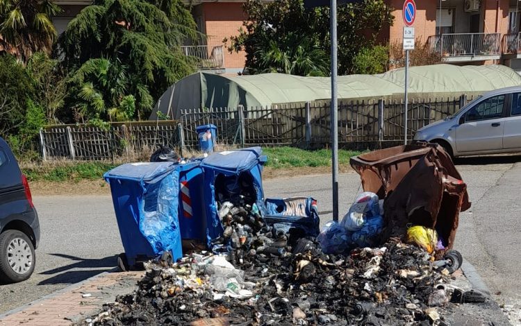 MONCALIERI – Cassonetti della spazzatura incendiati a Tagliaferro