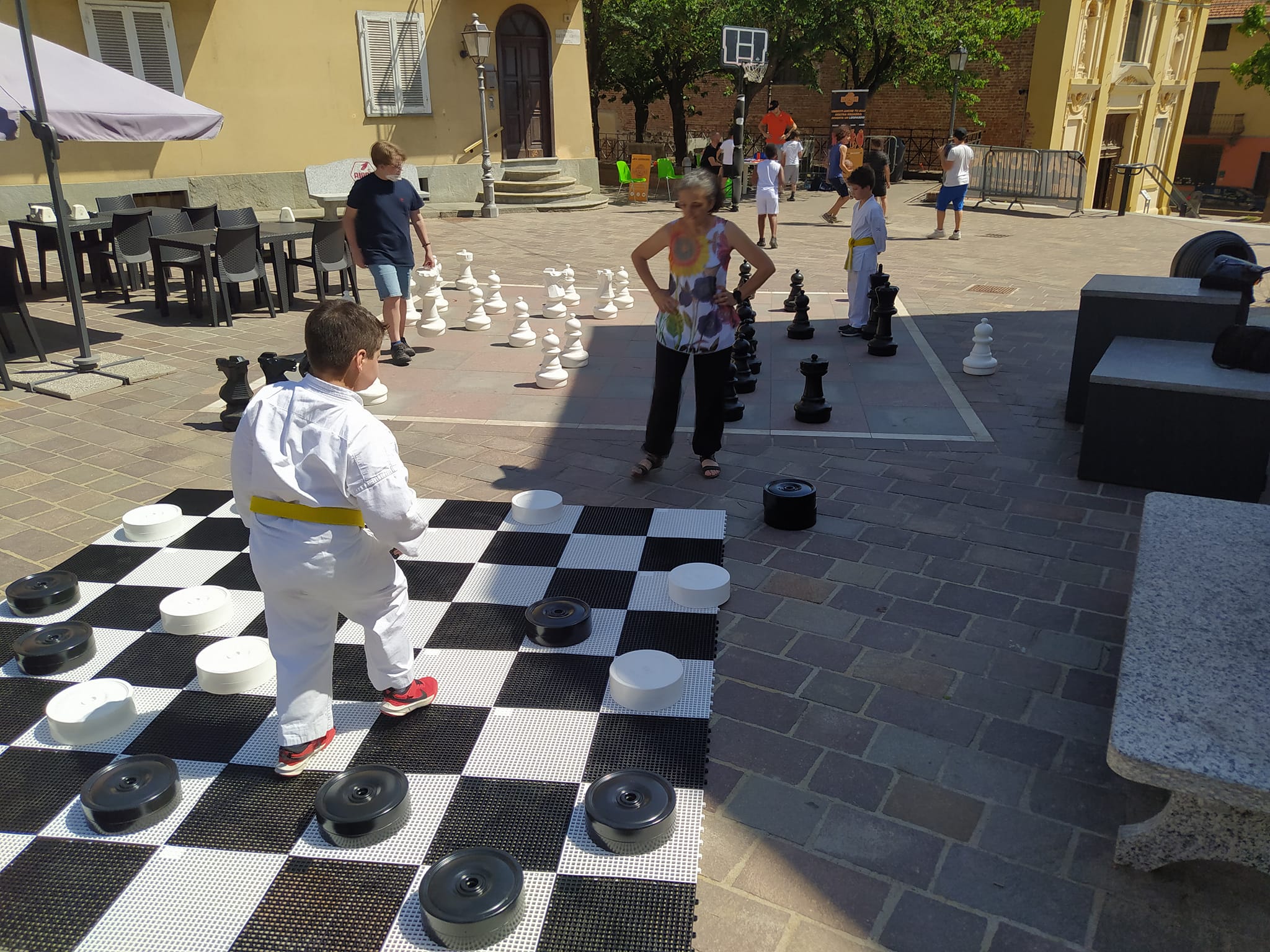 CAMBIANO – Sabato piazza Grosso si è trasformata in un’area gioco a cielo aperto