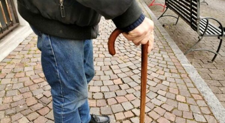 MONCALIERI – Si fingono sordomuti per spillare soldi ad un pensionato