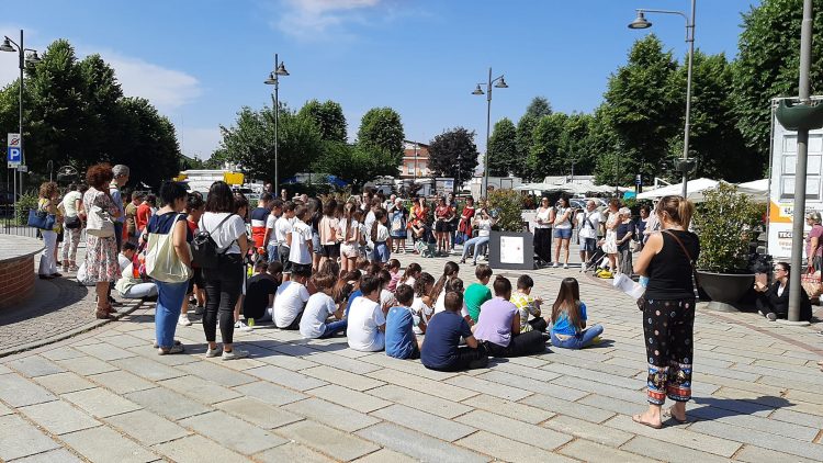VINOVO – Flash mob dei ragazzi delle elementari contro il cyber bullismo