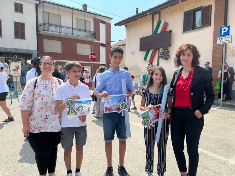 SANTENA – Premiati gli studenti vincitori del concorso ‘Colora il 2 giugno’