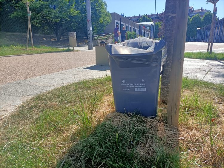 NICHELINO – L’operaio sbaglia e in piazza Aldo Moro spuntano i bidoni del Comune di Frattamaggiore