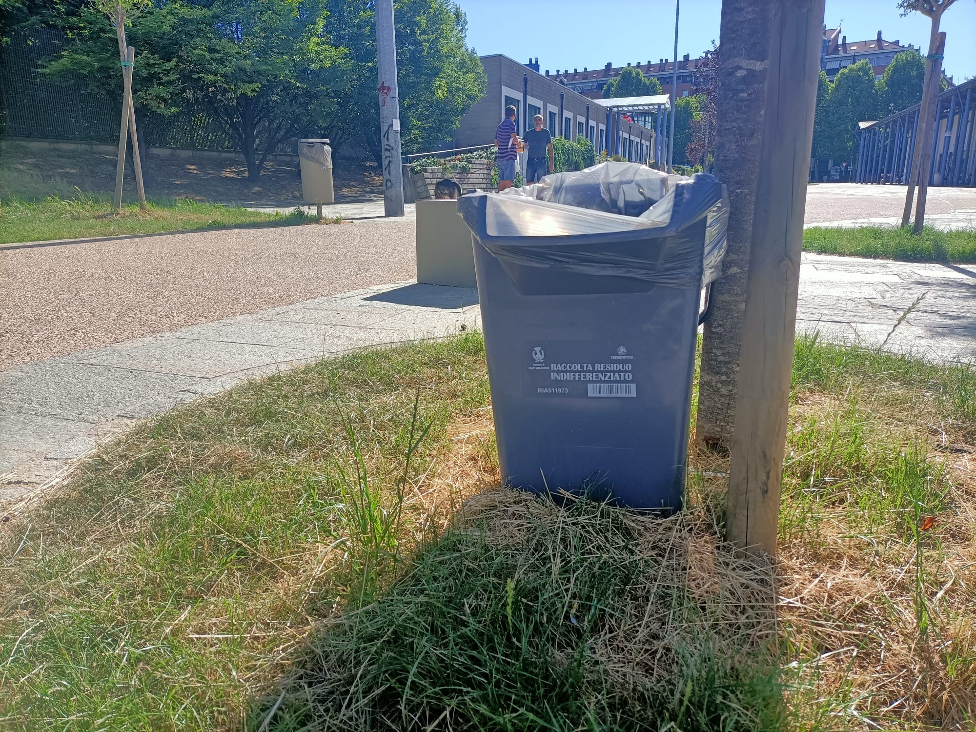 NICHELINO – L’operaio sbaglia e in piazza Aldo Moro spuntano i bidoni del Comune di Frattamaggiore