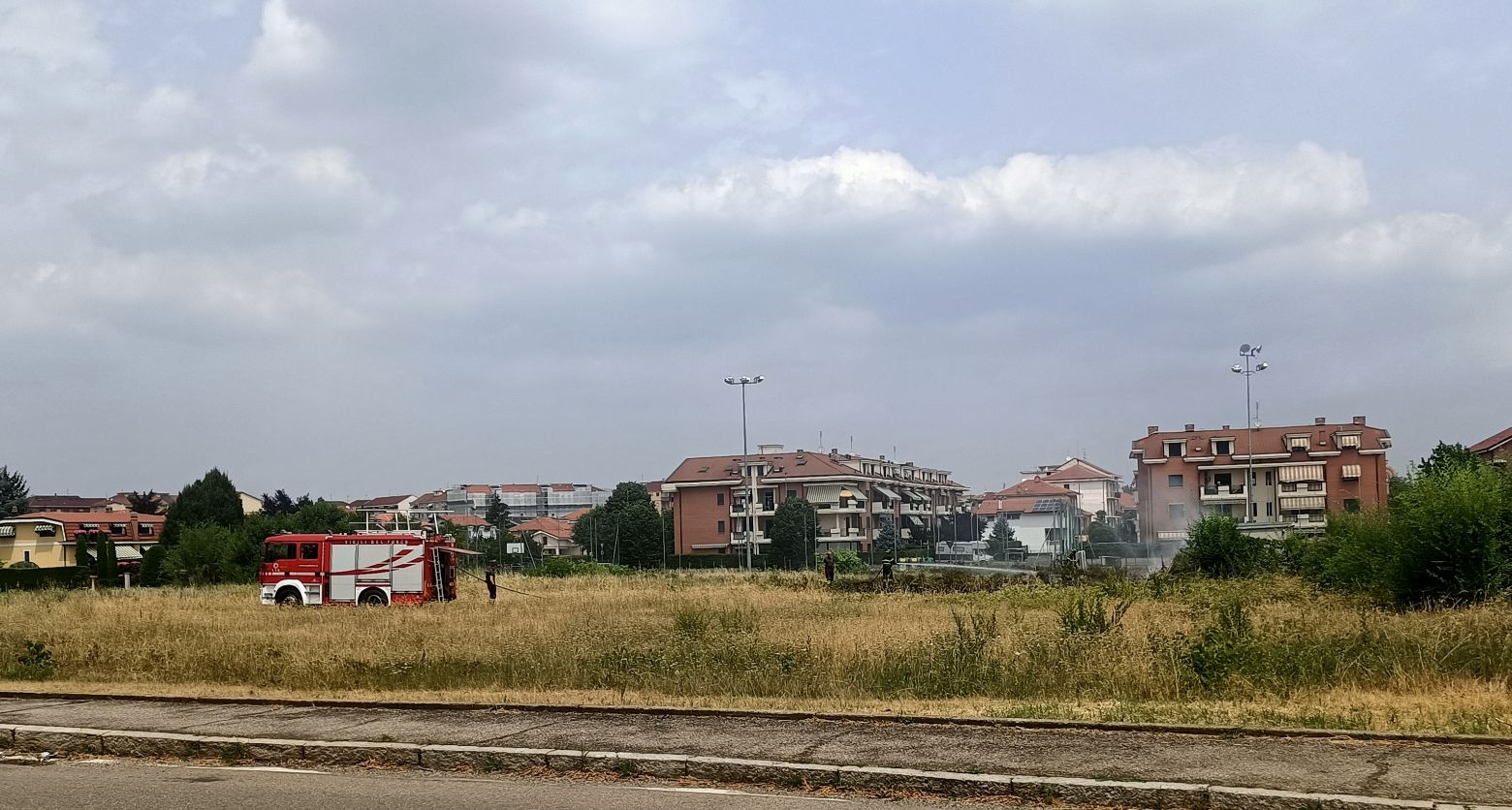 NICHELINO – Incendio sul terreno agricolo accanto al Don Bosco