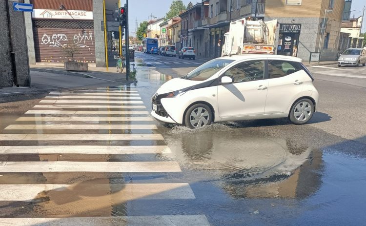 NICHELINO – Si rompe la tubatura, sabato di caos su via Torino