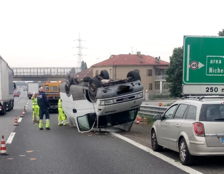 NICHELINO – Furgone si ribalta in tangenziale