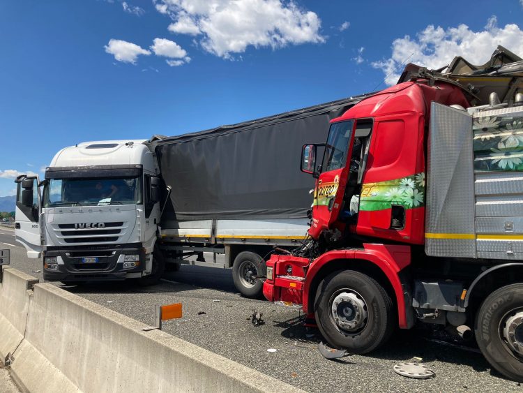 MONCALIERI – Grave incidente in tangenziale: scontro tra tir con feriti