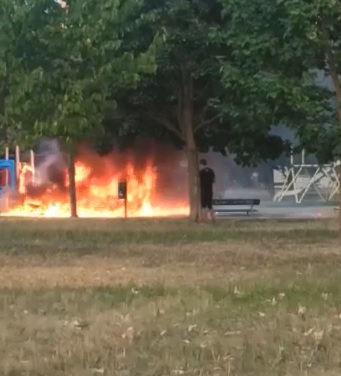 NICHELINO – A fuoco uno scivolo al parco dei bambini: piromani in azione