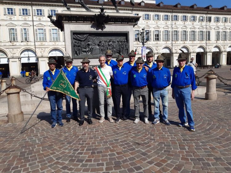 VINOVO – Il gruppo Alpini a Torino per il centenario della sezione del capoluogo