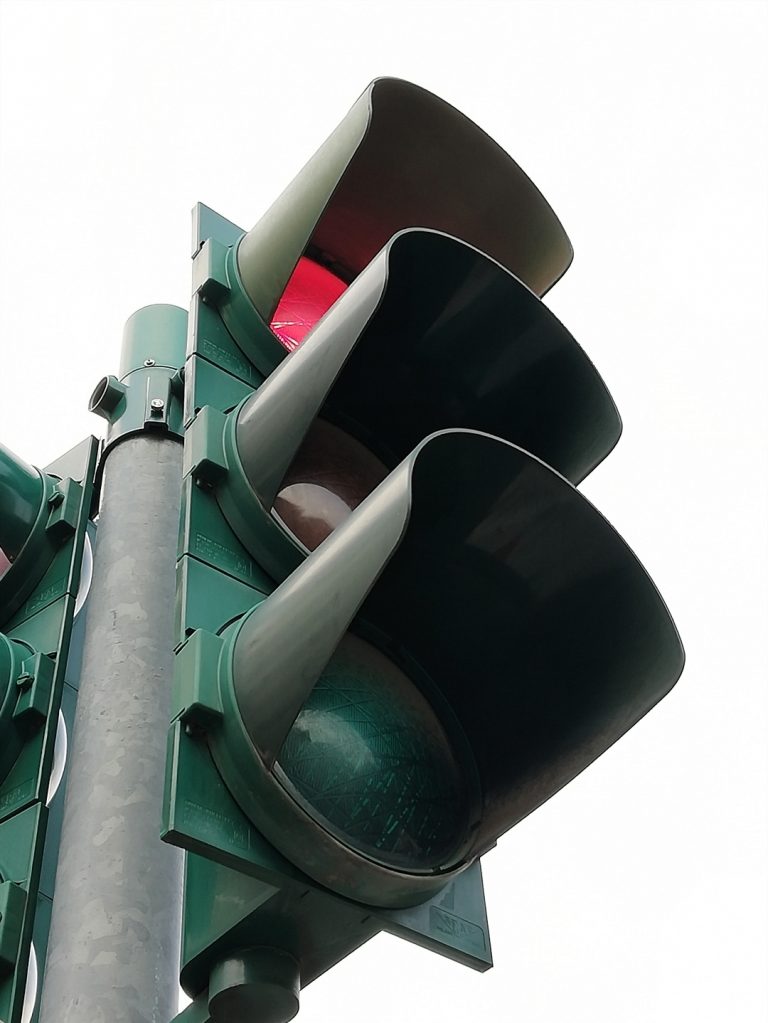 MONCALIERI – Nuova ‘sfida’ pericolosa tra giovani: bloccarsi sulle strisce pedonali con il verde per le auto