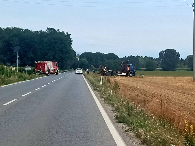 NICHELINO – Il cassone di un camion brucia sulla strada per Stupinigi