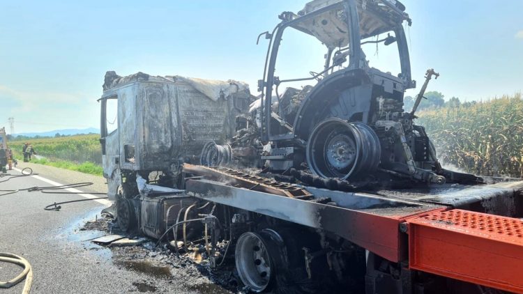 Camion in fiamme sulla A5