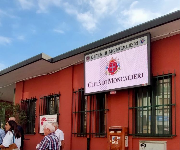 MONCALIERI – Inaugurato questa mattina il primo dei pannelli commerciali