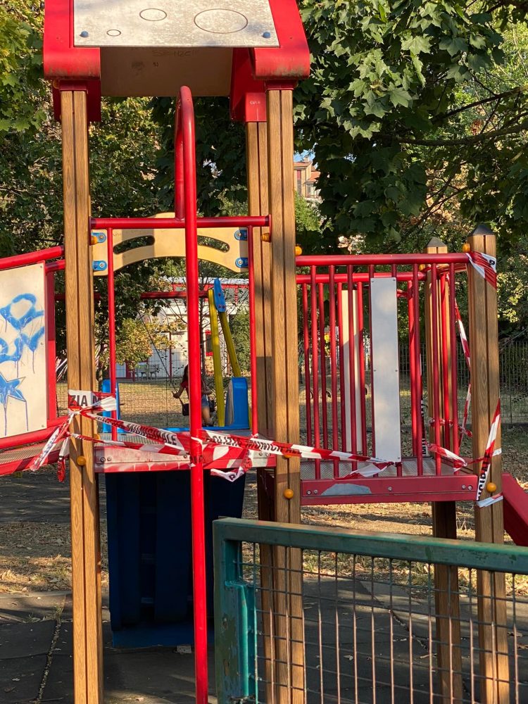 NICHELINO – Nido di vespe sotto lo scivolo e la polizia locale chiude parte del parco giochi