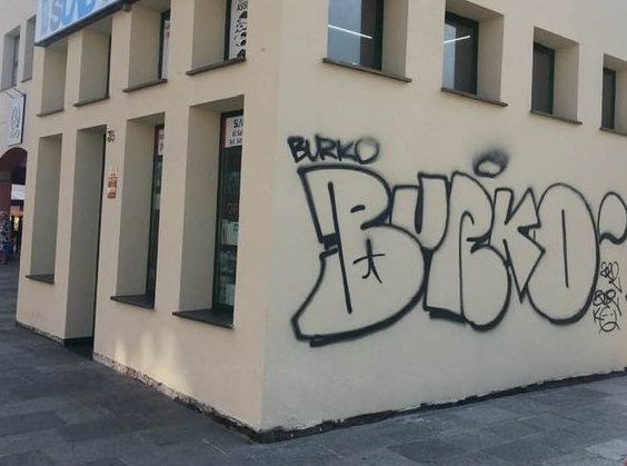 NICHELINO – Tornano a colpire i vandali in piazza Camandona