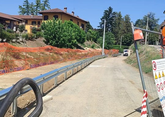 TROFARELLO – Devono posare il guard rail ma tagliano la corrente