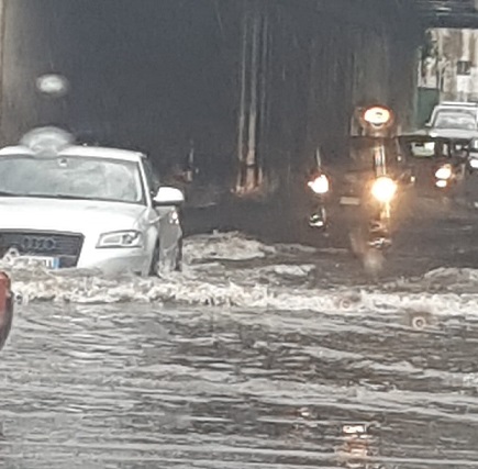 MALTEMPO – La pioggia mette in ginocchio la cintura sud: crollato parzialmente il controsoffitto di un reparto al Santa Croce