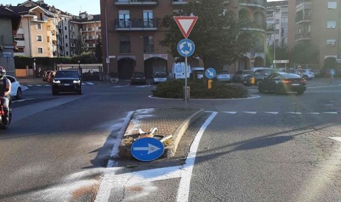 MONCALIERI – Sotto effetto di droghe cercano di portare a casa i segnali stradali che avevano abbattuto poco prima