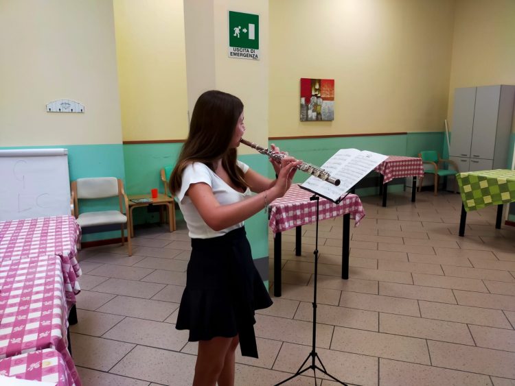 CARMAGNOLA – La giovane flautista si esibisce per gli anziani della casa di riposo