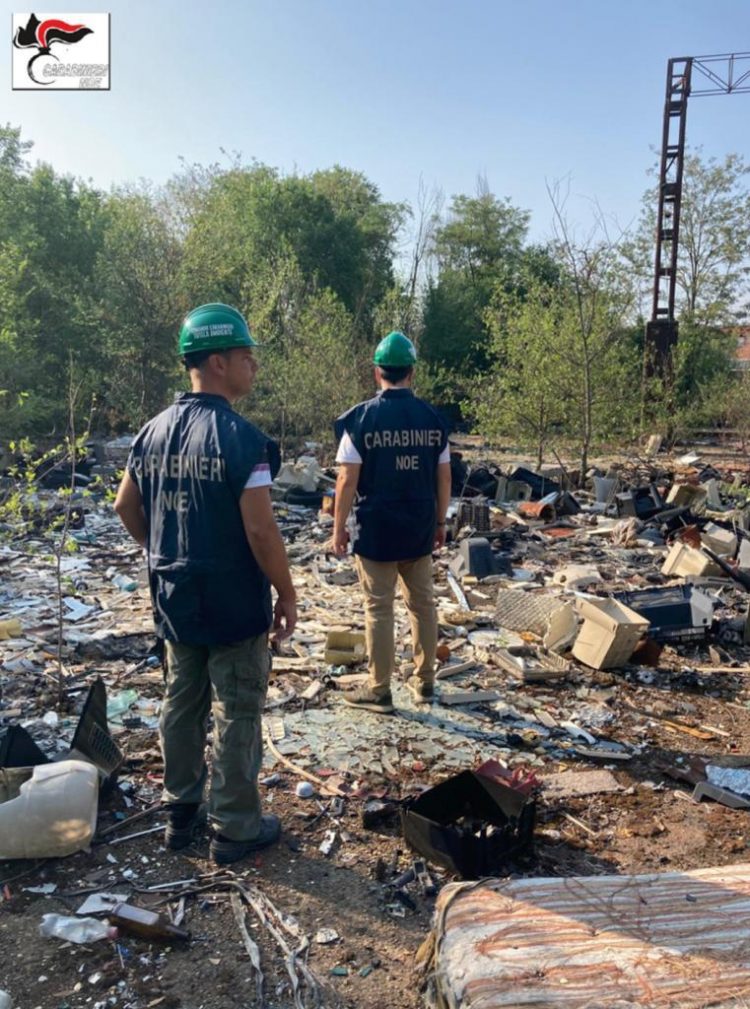 MONCALIERI – I carabinieri del Noe sequestrano l’ex Firsat per i rifiuti presenti