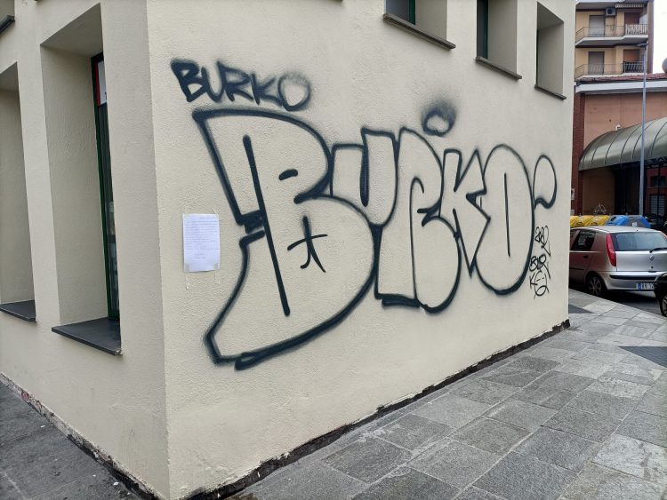 NICHELINO – Lettera anonima appesa al muro di piazza Camandona contro il vandalo
