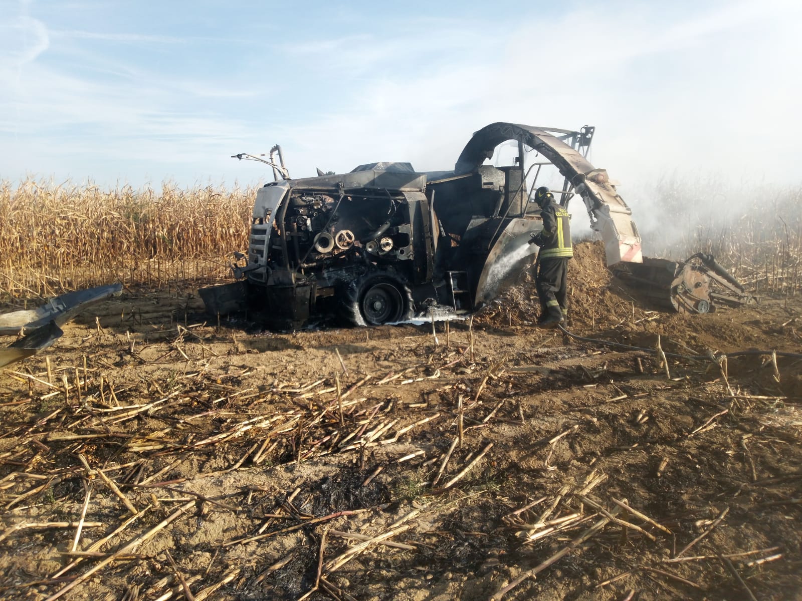 CARMAGNOLA – Brucia una trincia per granoturco in un campo agricolo