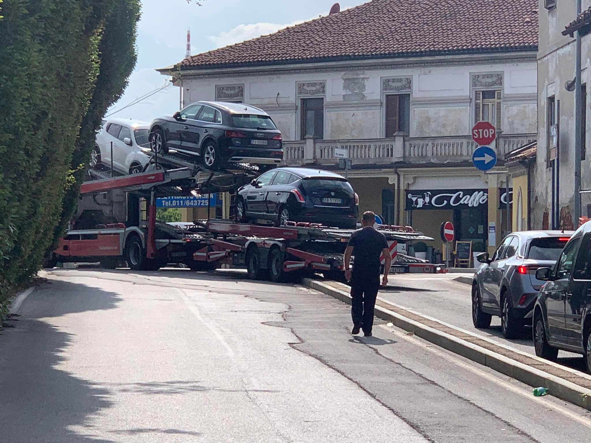 MONCALIERI – Bisarca sbaglia strada e in via Lagrange ‘deve’ girare in contromano