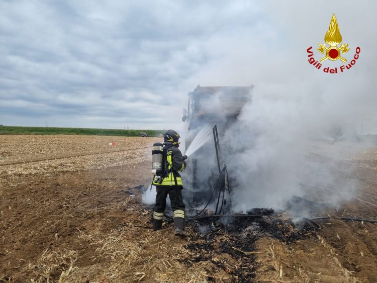 CARMAGNOLA – Incendio distrugge un macchinario agricolo