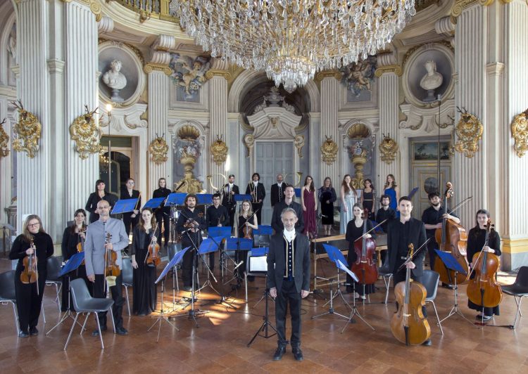 NICHELINO – A Stupinigi l’Orchestra barocca dell’Accademia di Sant’Uberto e l’Equipaggio della Regia Venaria suonano con i corni da caccia