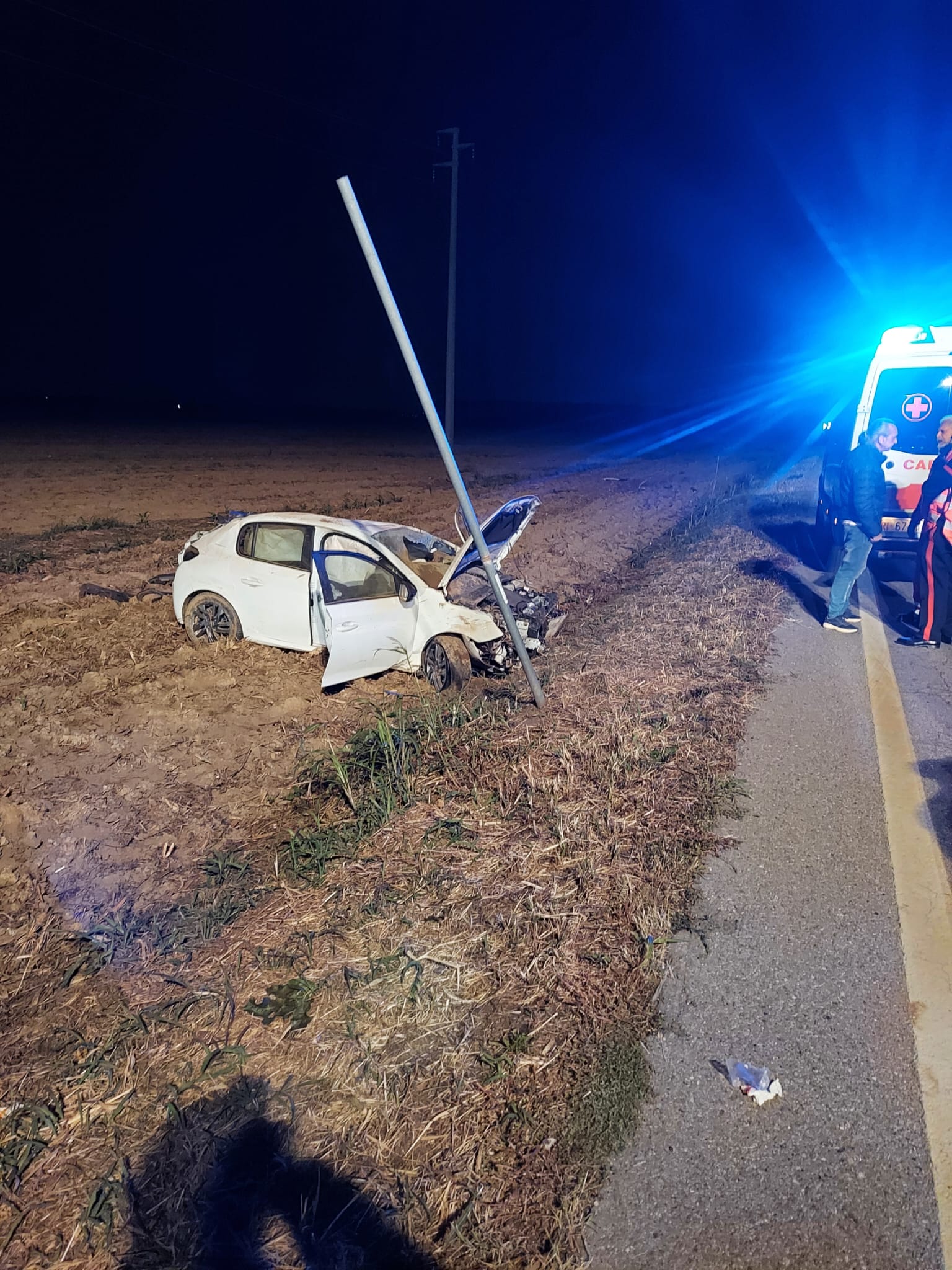 CARIGNANO – Incidente nella notte: ragazza illesa dopo aver demolito la macchina