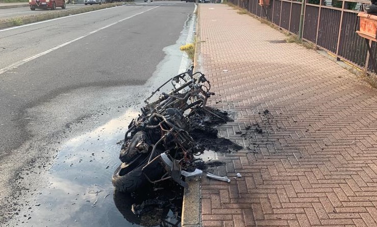 MONCALIERI – La moto prende fuoco subito dopo il pieno di carburante