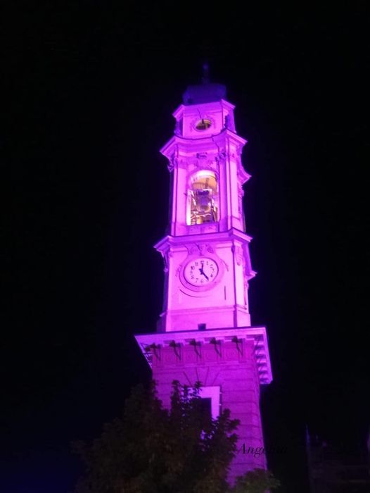 POIRINO – Campanile illuminato a rosa per il mese contro la prevenzione del tumore al seno