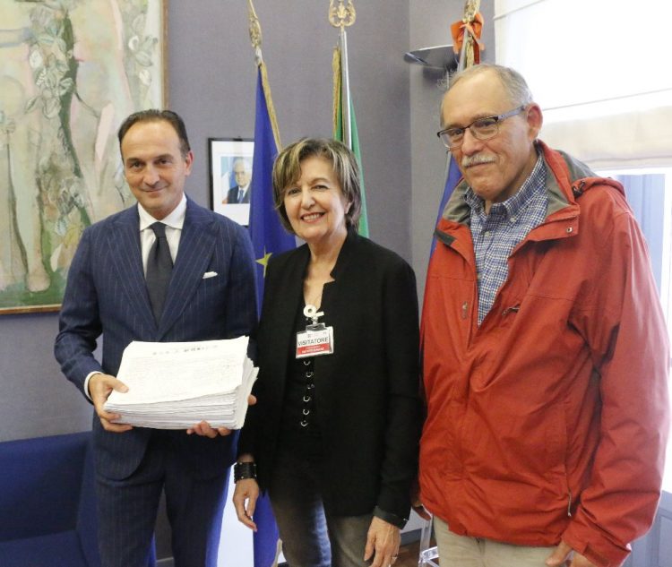 AMBIENTE – Raccolta firme pro Lupo consegnate alla Regione