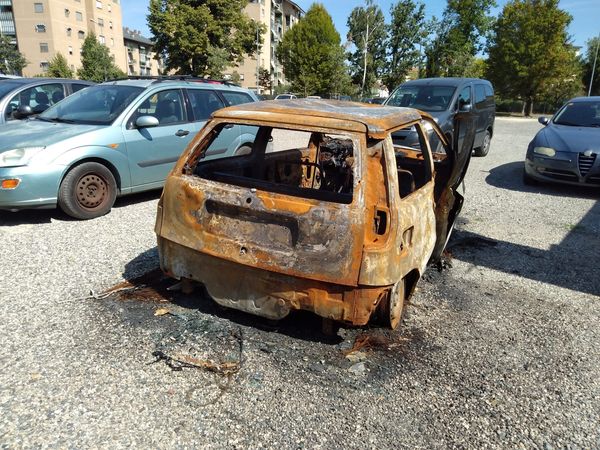 TROFARELLO – Rimossa tra mille peripezie burocratiche un’auto bruciata sul piazzale stazione
