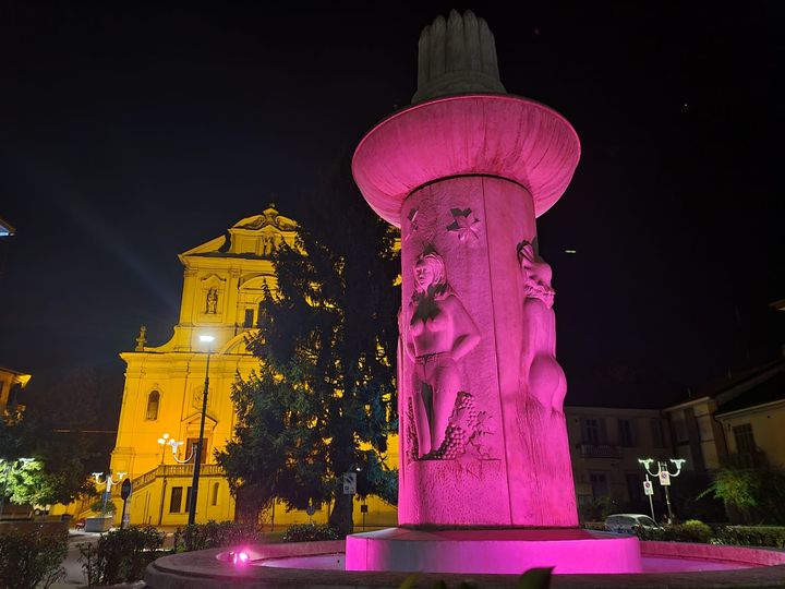SANTENA – La fontana delle 4 stagioni si colora di rosa
